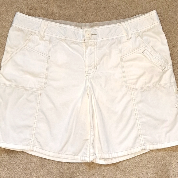 Size 17 white cargo shorts - Picture 4 of 7